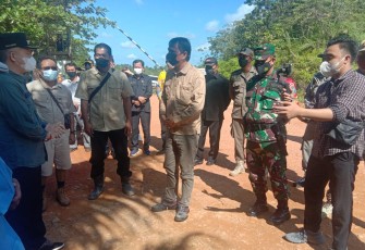 Danramil Manuhing saat Dampingi Bupati 