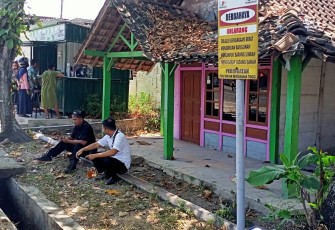 Pipa distribusi minyak milik Pertamina kembali bocor sehingga minyak mengalir ke selokan.