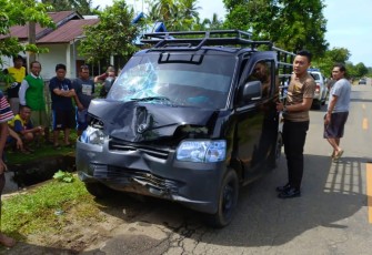 pasca terjadi kecelakaan, tampak mobil ringsek bagian depan