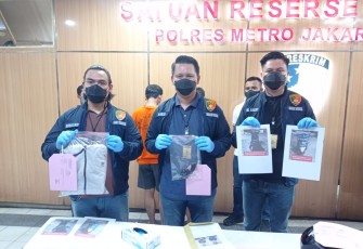 Konferensi Pers barang bukti dan tersangka perampasan, di Gedung Mapolres Jakarta Barat, Selasa (12/4/2022).