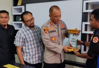 DPP AWAI saat menyerahkan penghargaan berupa plakat kepada Kapolres Aceh Timur  AKBP Andy Rahmansyah, S.I.K. yang dinobatkan sebagai "Sahabat Pers".