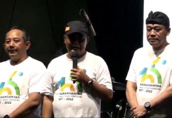 Bupati Karanganyar Juliyatmono (mengenakan topi) didampingi Wabub Karanganyar Rober Christanto (kiri) dan Ketua DPRD Karanganyar Bagus Selo, saat memberikan sambutan pada acara Konser Hari Jadi Kabupaten Karanganyar di alun - alun setempat, Rabu (23/11/2022) malam.