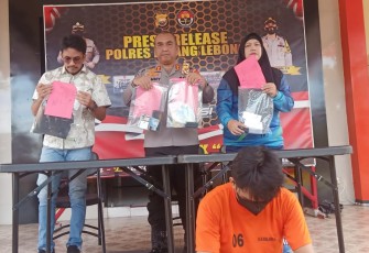 Kapolres RL AKBP Tonny Kurniawan, S.IK didampingi Kasat Resnarkoba Iptu Cahya Prasada Tuhuteru, S.Tr.K dan Kasi Humas Iptu Bertha Ginting, SH kemarin (Sabtu, 10/09/22) 