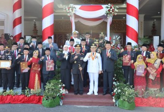 Kapolda Bengkulu Irjen Pol Drs. Agung Wicaksono, M.Si., saat terima penghargaan dari Gubernur Bengkulu
