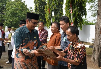 Staf Ahli Bidang Ekonomi Lokal Kemendes PDTT, Ansar Husen mewakili Mendes PDTT Abdul Halim Iskandar di sela Tabur Bunga Hari Bhakti Transmigrasi (HBT) ke-72 di Komplek Makam Pionir Transmigrasi di Sukra, Indramayu, Jawa Barat.