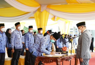  Ratusan pejabat fungsional di lingkungan Pemprov Bengkulu dilantik dan diambil sumpah jabatan pada Jumat (31/12/2021). Pelantikan dilakukan oleh Gubernur Bengkulu Rohidin Mersyah pada penghujung tahun ini