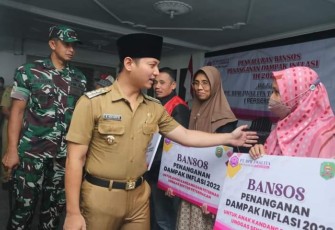 Bupati Trenggalek, Mochamad Nur Arifin bersama Forkopimda, saat menyerahkan bantuan di Desa Sukorejo, Kecamatan Gandusari, Kabupaten Trenggalek, Selasa (6/12/2022).
