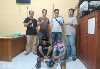 Tersangka (diborgol) saat diamankan