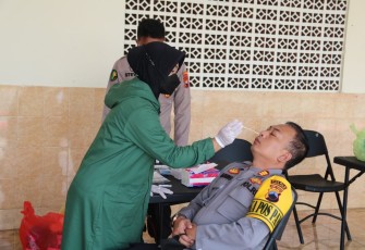 Personel Polres Karanganyar tengah menjalani tes swab antigen, di Aula Januraga mapolres setempat, Rabu (11/5/2022).