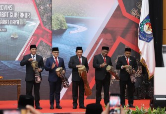 Peresmian ditandai dengan pemukulan tifa, serta dilanjutkan dengan penandatanganan prasasti Provinsi Papua Barat Daya oleh Mendagri. 