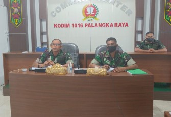 Kasdim saat Ikuti Vicon Penyaluran Bantuan Tunai Pangan TNI Bagi Pedagang Kaki Lima dan Kios Warung
