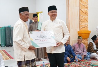Gubernur Bengkulu Rohidin Mersyah saat serahkan bantuan secara simbolis