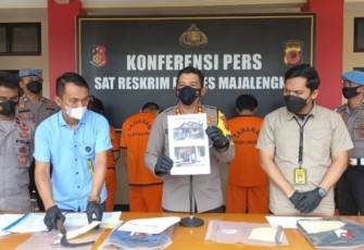 Kapolres Majalengka AKBP Edwin Affandi didampingi Kasat Reskrim AKP Febry H Samosir dan Kanit PPA Sat Reskrim Polres Majalengka IPDA Agung Setya Utomo saat gelar Konferensi Pers, Selasa (26/4/2022).