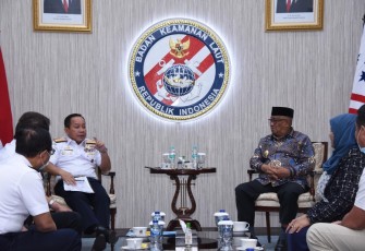 Kepala Bakamla RI Laksdya TNI Dr. Aan Kurnia saat menerima Audiensi dari Walikota Tidore Kepulauan Capt. H. Ali Ibrahim, M.H. Pertemuan berlangsung di Aula I Mabes Bakamla RI, Jakarta Pusat, Rabu (31/8/2022).