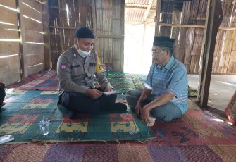 Anggota Bhabinkamtibmas Polsek Sukaraja Bripka Yoin Pratama Putra menggelar kegiatan sambang duka musibah kebakaran yang menimpa warga An. Ny. Tuni