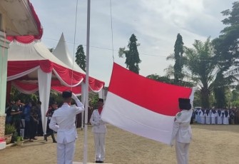 Pengibaran bendera sang saka merah putih oleh paskibraka