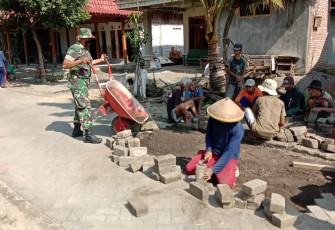 Serda Sutarto saat Bantu Warga Pasang Paving Jalan 