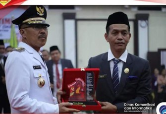  Bupati Labuhanbatu Selatan H Edimin saat hadiri sidang paripurna Hari Jadi ke-14 Kabupaten Labuhanbatu Selatan di ruang sidang paripurna DPRD Labuhanbatu Selatan, Kamis (21/07/22). 