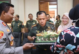 Forkopimda Madiun saat Beri Surprise Kepada Danrem Kolonel Deni