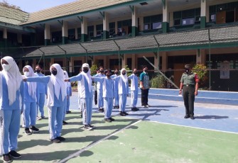 Babinsa Koramil Pahandut saat Latih PBB Guna Membentuk Mental dan Karakter Siswa Sejak Dini 