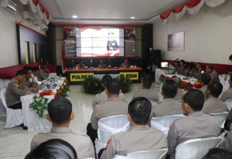 Kapolda Bengkulu Irjen Pol. Drs. Agung Wicaksono, M.Si didampingi Ketua Bhayangkari Daerah Bengkulu beserta rombongan saat melaksanakan kunjungan kerja di Polres Bengkulu Selatan.