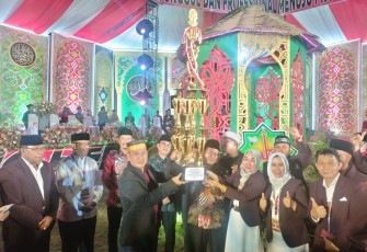 Penyerahan trophy bergilir oleh pemerintah kota Kotamobagu ke kota Bitung.