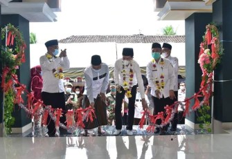 Wakil Bupati Trenggalek, Syah Muhamad Natanegara, saat meresmikan Masjid Daarul Falah.