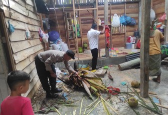 Anggota Polsek Peureulak Barat saat Bantu Warga yang Rumahnya Tertimpa Pohon
