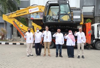Bank Jatim saat Serahkan Satu Excavator ke Pemkab Gresik