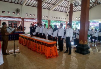 Perangkat Desa terpilih se-kecamatan Cepu saat proses pelantikan di pendopo kecamatan Cepu pada 29 Januari 2022.