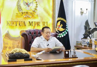  Bamsoet dalam Seminar Nasional dan Eksibisi Kebangkitan Koperasi Indonesia yang diselenggarakan Universitas Padjajaran secara virtual di Jakarta, Jumat (16/12/22).
