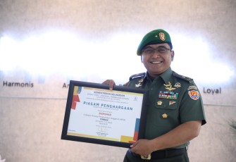 Kadispenad Brigjen TNI Tatang Subarna saat menunjukan piagam penghargaan di Kantor KPPN IV Jakarta, Kamis (1/9/2022)