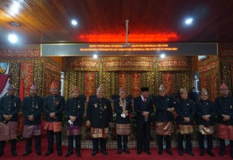Foto bersama saat rapat paripurna