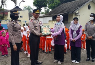 Polsek Ngunut Bersama Puluhan Anak TK saat Gelar Polisi Sahabat Anak