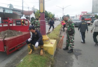  Danramil Bersama Damkar Kota Palangka Raya saat Gotong Royong Bersihkan Trotoar Jalan 