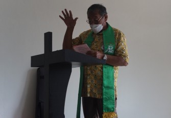 Warga binaan Lembaga Pemasyarakatan Kelas IIA Cilegon Kantor Wilayah Kemenkumham Banten yang beragama nasrani saat melakukan ibadah di Aula Serbaguna Lapas Cilegon, (28/07).