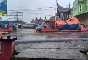 Posko pelayanan Operasi Lilin Singgalang Simpang Maninjau Diterjang angin kencang.