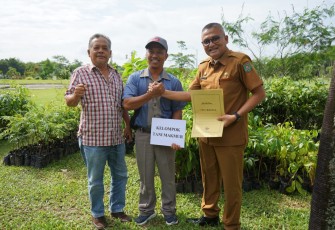 Pemerintah Kabupaten Asahan saat Serahkan Bibit Pohon Produktif Pada Masyarakat