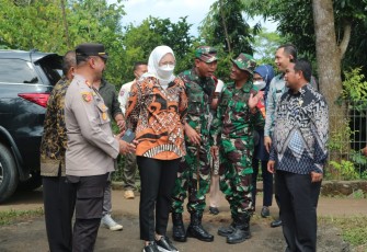Bupati Purwakarta Anne Ratna Mustika saat datangi lokasi TMMD