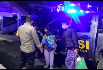 personil Polsek Bermani Ulu Polres Rejang Lebong (RL) Polda Bengkulu dengan melakukan evakuasi terhadap Korban sambaran petir yang terjadi pada hari sabtu tanggal 08 januari 2022.