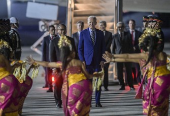 Presiden Amerika Serikat Joe Biden saat tiba di Bali pada Minggu (13/11/2022) malam sekitar pukul 21.45 WITA di Bandara Internasional I Gusti Ngurah Rai, dan disambut tarian Bali.