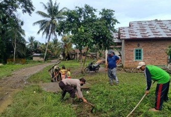 Pilar Desa Gunung Kembang bersama Warga saat Gotong Royong Bersihkan Lingkungan