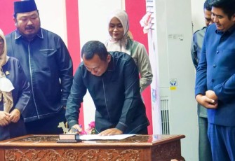 Roby Kurniawan SPWK saat menyaksikan  ketua DPRD kabupaten Bintan  Menandatangani  berita acara.