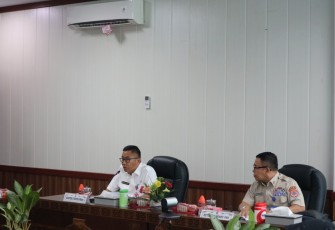 Ir. Leonard S. Ampung, M.M, MT selaku Asisten II Sekda Provinsi Kalteng saat menyambut Tim Monitoring dan Evaluasi Satgas PMK Pusat di Kantor Gubernur Provinsi Kalimantan Tengah pada Rabu (12/10).