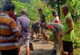 Sertu Ramelan Bersama Warga saat Kerja Bakti Rabat Jalan 