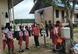Babinsa Koramil Pahandut Pantau Pelaksanaan Pembelajaran Tatap Muka Terbatas SDN Kameloh Baru 