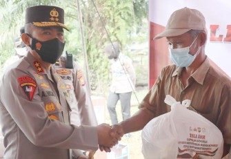 Kapolda Bengkulu saat Berikan Bantuan Paket Sembako ke salah satu warga korban banjir