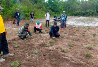 Babinsa saat Gotong Royong Perbaiki Lapangan Sepak Bola Eka Kamanang Kelurahan Tanjung Pinang 