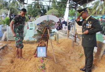 Dandim 0913/Penajam Paser Utara saat Beri Penghormatan Terakhir Kepada Almarhum Sertu Alkurianto