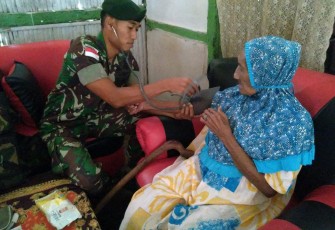 Satgas Yonarmed 1 Kostrad saat Periksa Kesehatan Masyarakat Iha